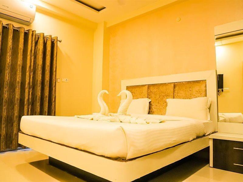 Hotel Shri Radha Nikunj - Opposite Prem Mandir Вріндаван Екстер'єр фото