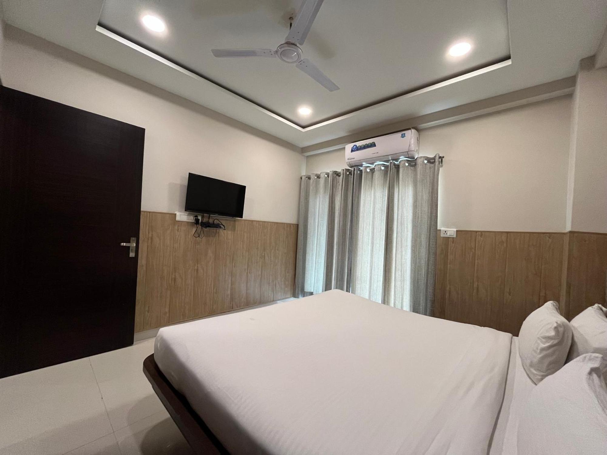 Hotel Shri Radha Nikunj - Opposite Prem Mandir Вріндаван Екстер'єр фото