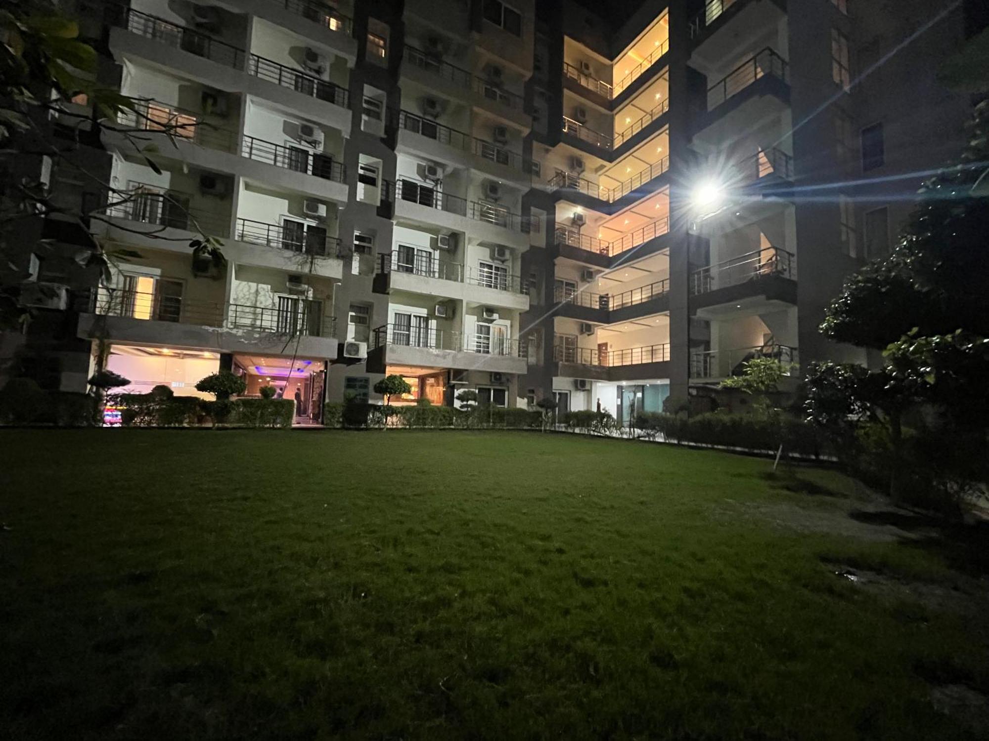 Hotel Shri Radha Nikunj - Opposite Prem Mandir Вріндаван Екстер'єр фото