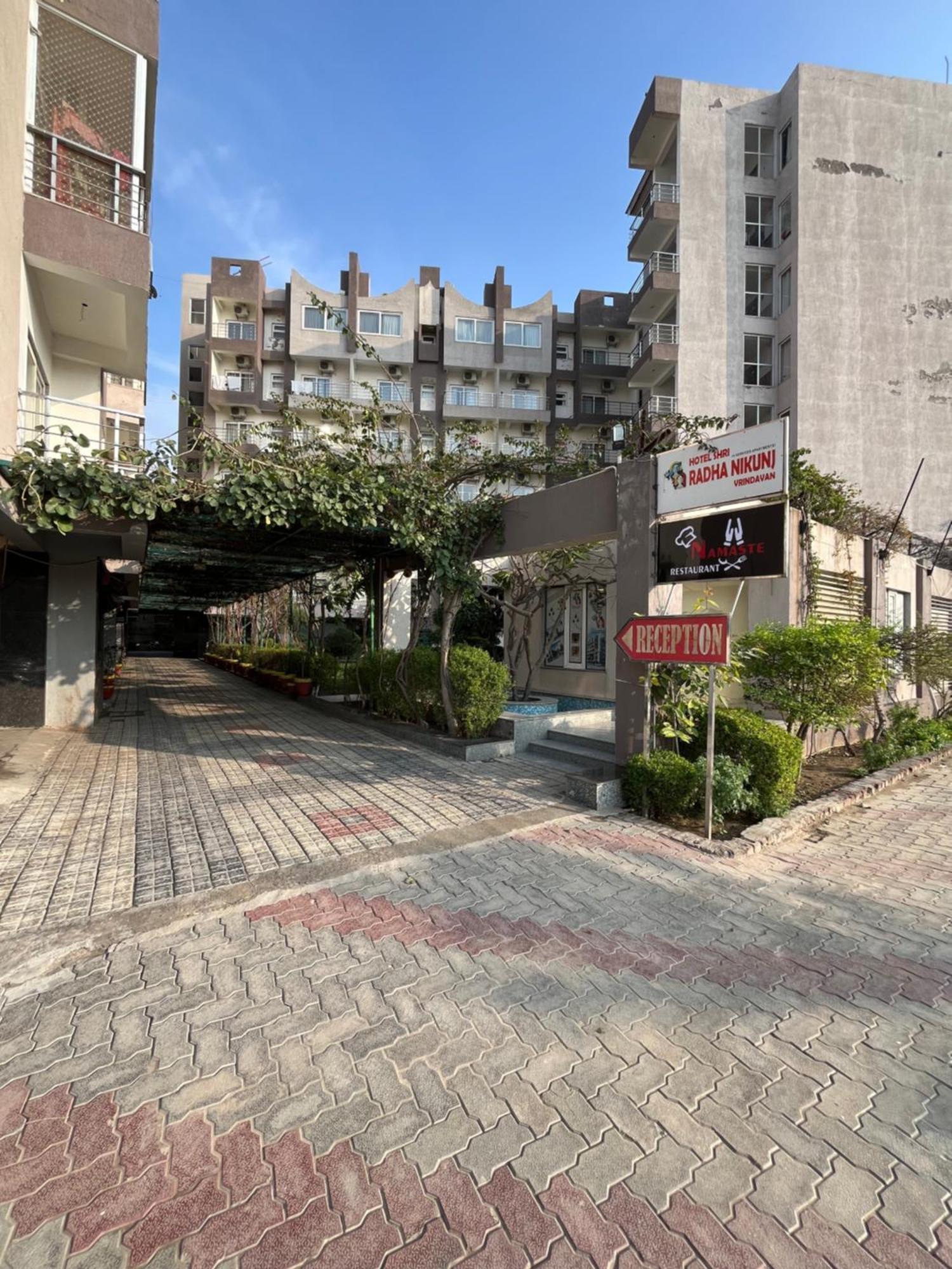 Hotel Shri Radha Nikunj - Opposite Prem Mandir Вріндаван Екстер'єр фото