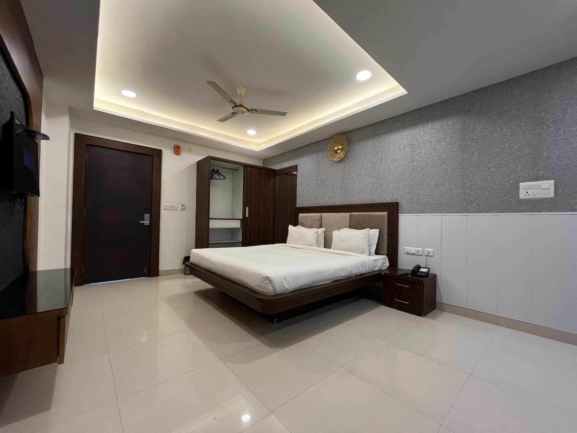 Hotel Shri Radha Nikunj - Opposite Prem Mandir Вріндаван Екстер'єр фото