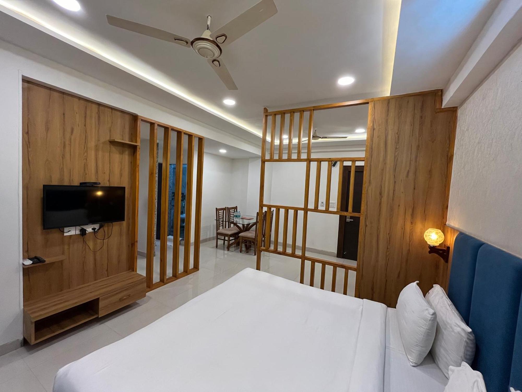Hotel Shri Radha Nikunj - Opposite Prem Mandir Вріндаван Екстер'єр фото